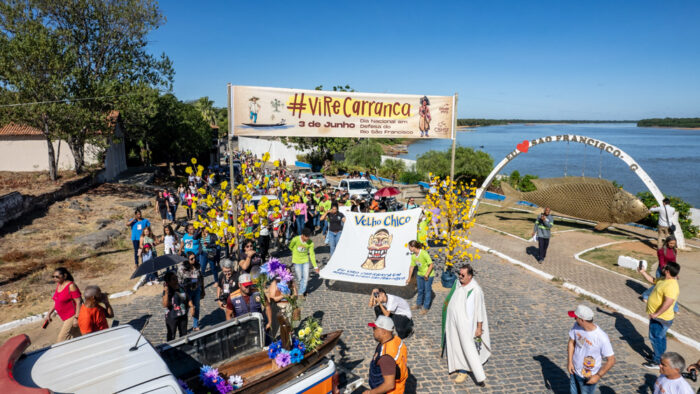 População de São Francisco (MG) se mobiliza para defender as múltiplas riquezas do rio: “Pelas riquezas do Velho Chico, eu viro carranca!”